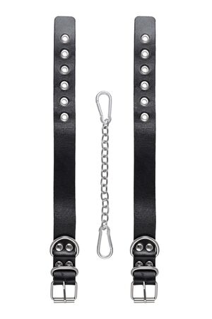 Черные оковы из одного ремешка с люверсами